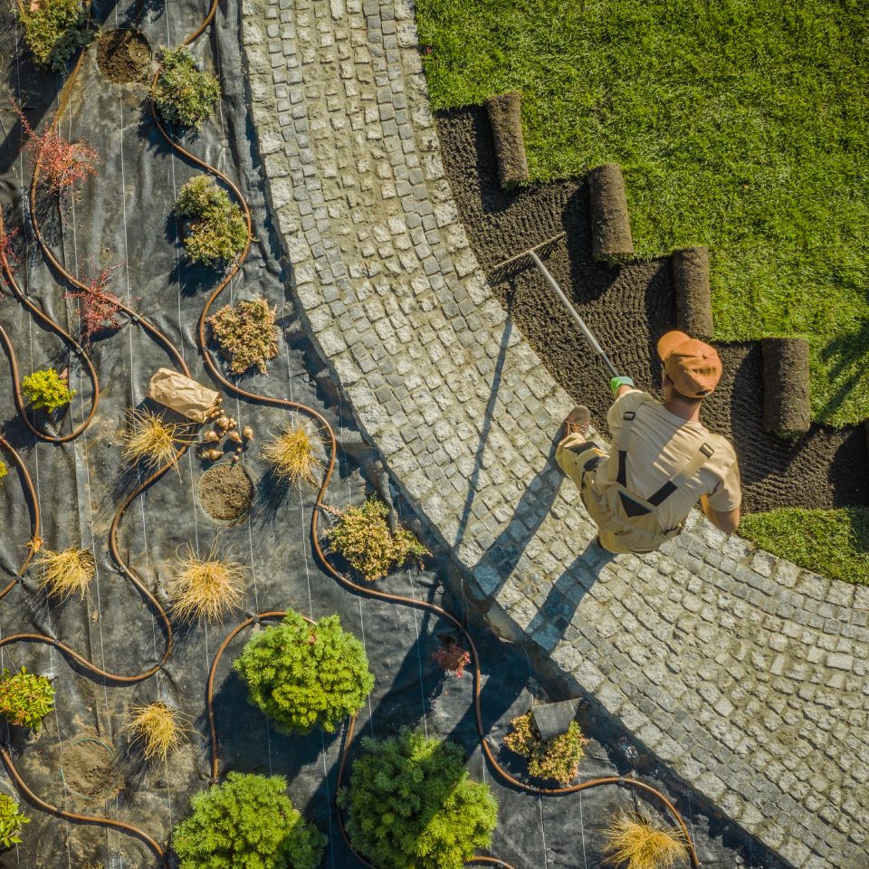 Jardinero trabaja en la tierra de un jardín